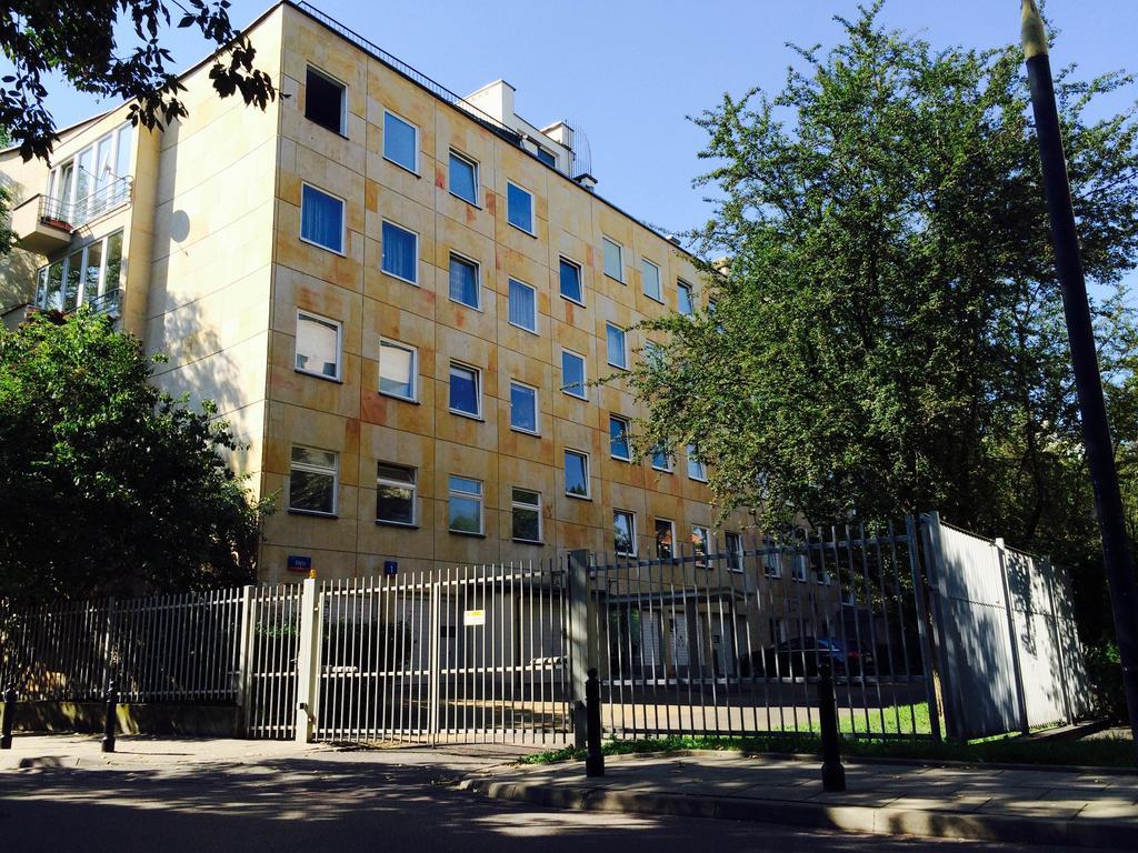 Lovely Garden Flat Near Royal Park Varsó Kültér fotó